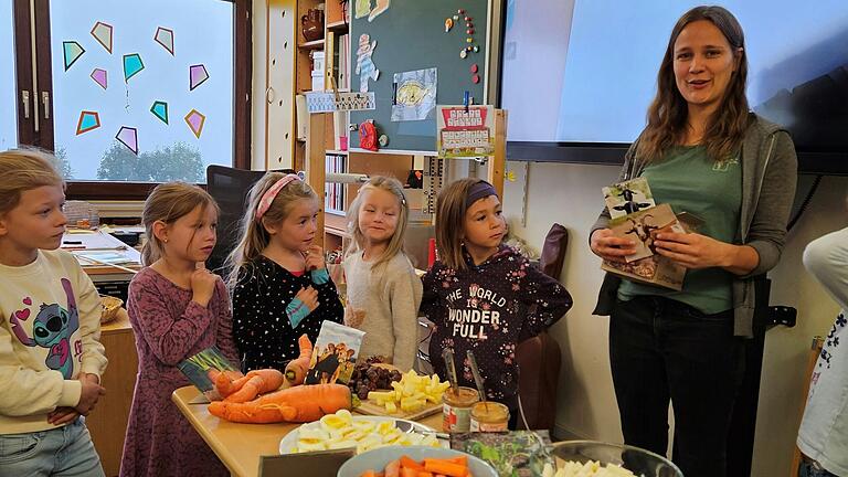 Svenja Arbes erklärt den Kindern Wissenswertes zu den gesunden und regionalen Lebensmitteln, die danach verzehrt werden konnten. Svenja Arbes erklärt den Kindern Wissenswertes zu den gesunden und regionalen Lebensmitteln, die danach verzehrt werden konnten.