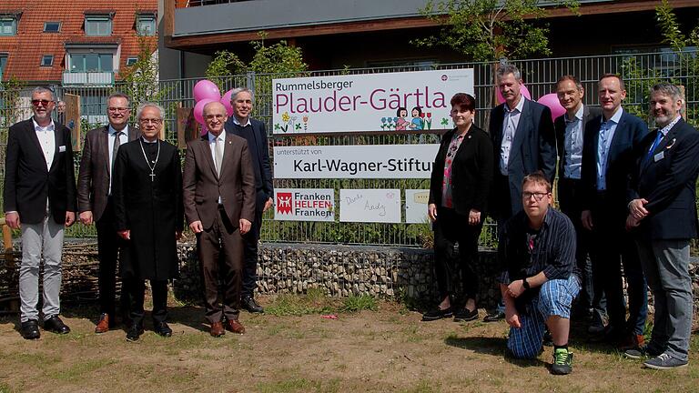 Groß war die Freude über die Eröffnung des neuen 'Rummelsberger Plauder-Gärtla'. Im Bild ( von links) Regionalleiter Günter Schubert, Diakonie-Vorstand Karl Schulz, Dekan Hans-Martin Lechner und Landrat Wilhelm Schneider mit dem örtlichen Leiter Andreas Puchta (rechts) sowie Karl Wagner und Ute Seitz (Vierter und Fünfter von rechts) mit weiteren Gästen.