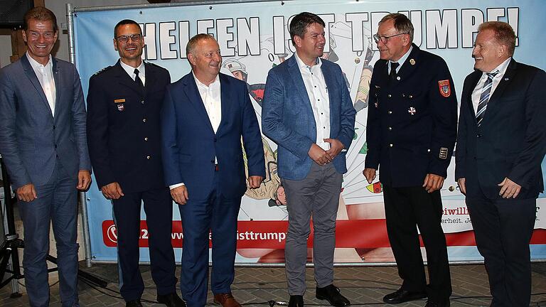 Bei der Kreisverbands- und Kommandantendienstversammlung der Feuerwehr: BRK-Kreisvorsitzender Michael Rendl (von links) , 1. Polizei-Hauptkommissar Stefan Pörtner, Landrat Thomas Bold, Staatssekretär Sandro Kirchner MdL, Kreisbrandrat Benno Metz u...       -  Bei der Kreisverbands- und Kommandantendienstversammlung der Feuerwehr: BRK-Kreisvorsitzender Michael Rendl (von links) , 1. Polizei-Hauptkommissar Stefan Pörtner, Landrat Thomas Bold, Staatssekretär Sandro Kirchner MdL, Kreisbrandrat Benno Metz und Bürgermeister Matthias Klement.