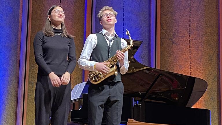 Olivia Bergmann (Klavier) und Benjamin Lukas Bächler (Altsaxophon) beim Kissinger Winterzauber.       -  Olivia Bergmann (Klavier) und Benjamin Lukas Bächler (Altsaxophon) beim Kissinger Winterzauber.