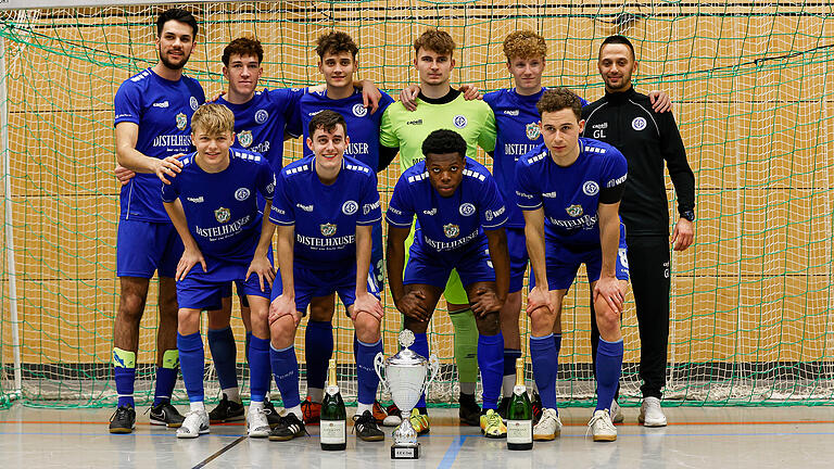 Der FV 04 Würzburg hat den EEV-Cup in Bergtheim gewonnen. Hintere Reihe (von links): Triandafil Ceraj, Simon Schaeffer, Fabio Hock, Julian Schmidt, Joscha Obrusnik, Trainer Giuseppe Livadoti. Vorne: Xaver Lechner, Tim Herbert, Mohammed Adjagey und Lukas Imgrund.