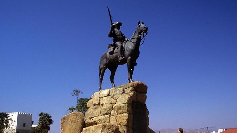 Das «Südwester Reiter» genannte Reiterdenkmal der ehemaligen deutschen Schutztruppe in Windhuk. Das Reiterdenkmal wurde am 27. Januar 1912 eingeweiht und soll an die Kolonialkriege des deutschen Kaiserreichs gegen die Herero und Nama in Deutsch-Südwestafrika erinnern. Foto: picture alliance / dpa       -  'Südwester Reiter' in Windhuk: Das Reiterdenkmal soll an die Kolonialkriege des deutschen Kaiserreichs gegen die Herero und Nama in Deutsch-Südwestafrika erinnern.