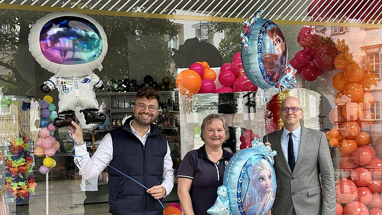 Von links: Sebastian M. Bünner, Christina Engel vom „Ballon Engel“ und OB Dirk Vogel       -  Von links: Sebastian M. Bünner, Christina Engel vom „Ballon Engel“ und OB Dirk Vogel