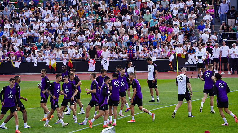 Öffentliches Training der Nationalmannschaft in Herzogenaurach       -  4000 Zuschauer sahen in Herzogenaurach das öffentliche Training der Nationalmannschaft.