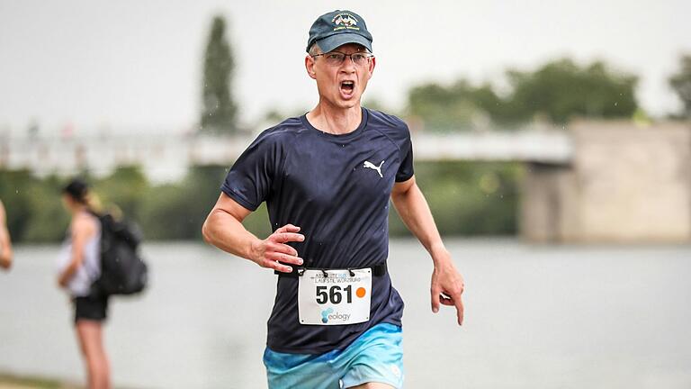 Schwimmen, Rad fahren, laufen: Quer durch die Stadt und das Kitzinger Land führte mit rund 700 Teilnehmern am 3. August der beliebte Mainfrankentriathlon. Mit dabei: Schweinfurts Oberbürgermeister Sebastian Remelé.