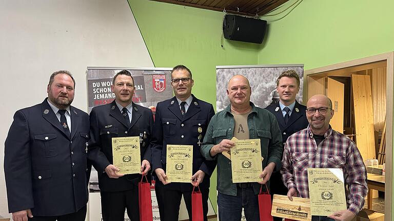 Ehrungen für 25 und 40 Jahre Mitgliedschaft (von links): Torsten Duda, Michael Bieber, Stefan Hemmerich (beide 25 Jahre), Alexander Hoch (40 Jahre), Michael Kuhn (1. Kommandant) und Thomas Saal (40 Jahre). - Ehrungen für 25 und 40 Jahre Mitgliedschaft (von links): Torsten Duda, Michael Bieber, Stefan Hemmerich (beide 25 Jahre), Alexander Hoch (40 Jahre), Michael Kuhn (1. Kommandant) und Thomas Saal (40 Jahre). Ehrungen für 25 und 40 Jahre Mitgliedschaft (von links): Torsten Duda, Michael Bieber, Stefan Hemmerich (beide 25 Jahre), Alexander Hoch (40 Jahre), Michael Kuhn (1. Kommandant) und Thomas Saal (40 Jahre). - Ehrungen für 25 und 40 Jahre Mitgliedschaft (von links): Torsten Duda, Michael Bieber, Stefan Hemmerich (beide 25 Jahre), Alexander Hoch (40 Jahre), Michael Kuhn (1. Kommandant) und Thomas Saal (40 Jahre).