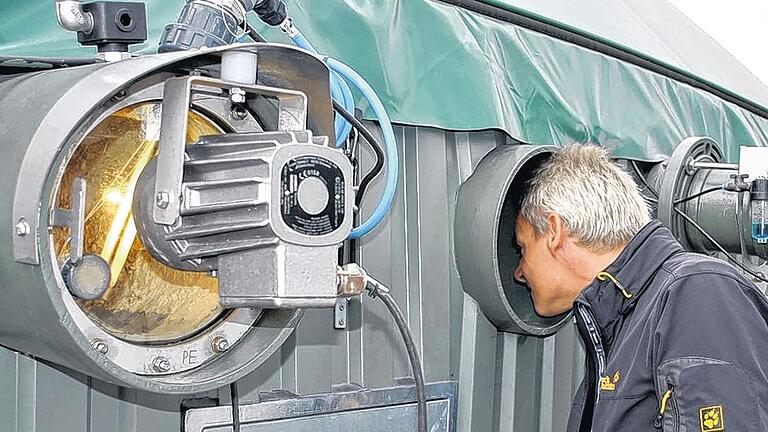 Kontrolle ist besser: Ein Blick in den Fermenter zeigt Betriebsleiter Jochen Blum, dass alles gut läuft.