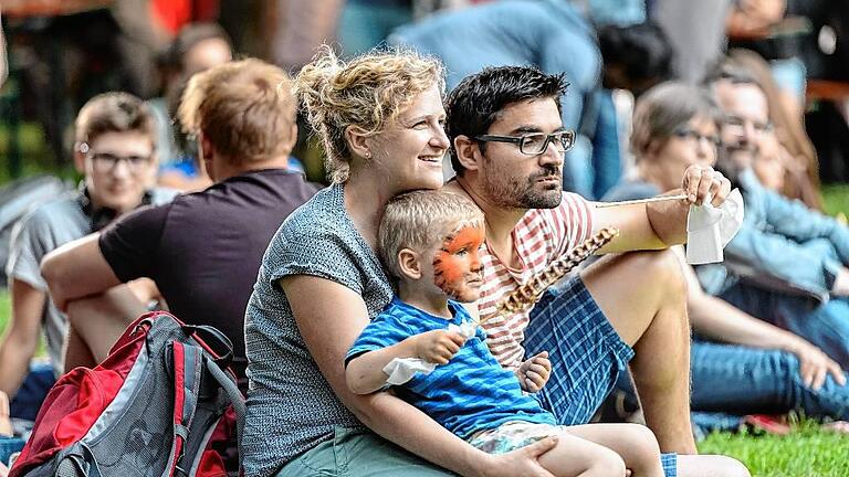 Ringparkfest - Zahlreiche Menschen besuchen am Samstag das Ringparkfest in Würzburg. Ein umfangreiches Kinderprogramm lockten vor allem Familien und Kinder auf das alljährlich stattfindende Fest. Ringparkfest - Zahlreiche Menschen besuchen am Samstag das Ringparkfest in Würzburg. Ein umfangreiches Kinderprogramm lockten vor allem Familien und Kinder auf das alljährlich stattfindende Fest.