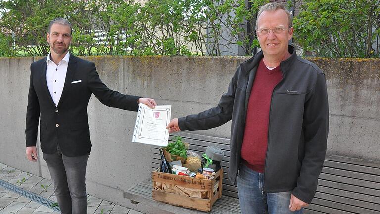 Seit 25 Jahren arbeitet Matthias Weißenberger (rechts) im öffentlichen Dienst, davon über 20 Jahre bei der Gemeinde Waigolshausen. Bürgermeister Christian Zeißner bedankte sich mit einer Urkunde und einem Präsentkorb.