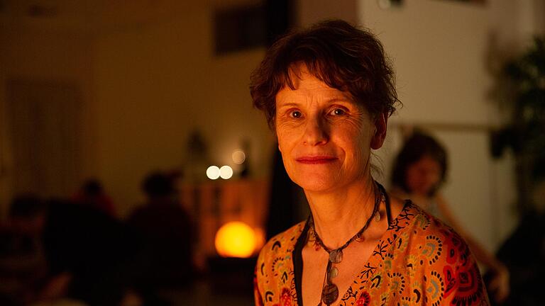 Susanne Vaas-Berens ist seit 2011 ausgebildete Kuscheltrainerin und veranstaltet regelmäßige Abende in Würzburg. Susanne Vaas-Berens ist seit 2011 ausgebildete Kuscheltrainerin und veranstaltet regelmäßige Abende in Würzburg.