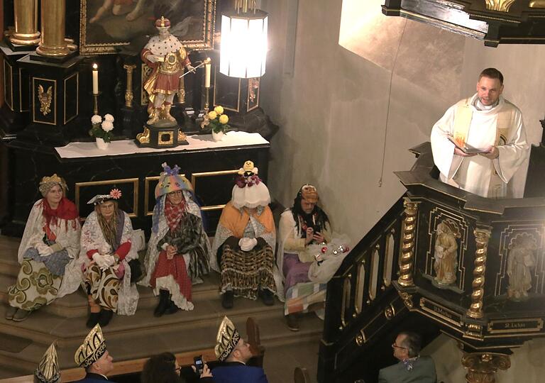 Auf den Stufen des Seitenaltars bequem gemacht hatten es sich diese fünf Schlappsäu des VCC, während Pfarrer Christian Nowak ausnahmsweise auf der Kanzel eine der Faschingseröffnung angepasste humorvolle Predigt hielt, indem er die Kanzel mit der Bütt gleichsetzte, Helau auf eine gleiche Stufe mit Halleluja und Hosana setzte.