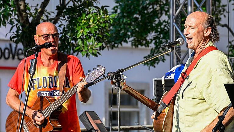 Aus Dunedin in Florida direkt zur Musiknacht nach Ochsenfurt: Profimusiker John Moffitt (rechts) war der Einladung des ehemaligen Ochsenfurter Wirts Ralph Kleinschrod gefolgt. Aus Dunedin in Florida direkt zur Musiknacht nach Ochsenfurt: Profimusiker John Moffitt (rechts) war der Einladung des ehemaligen Ochsenfurter Wirts Ralph Kleinschrod gefolgt.