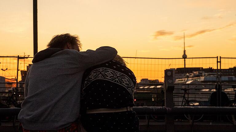 Sonnenuntergang in Berlin - Hilfe für Menschen in psychischen Krisen: Unterstützung beginnt oft schon damit, dass Angehörige und Freunde Verhaltensänderungen erkennen und einfühlsam das Gespräch suchen. Sonnenuntergang in Berlin - Hilfe für Menschen in psychischen Krisen: Unterstützung beginnt oft schon damit, dass Angehörige und Freunde Verhaltensänderungen erkennen und einfühlsam das Gespräch suchen.