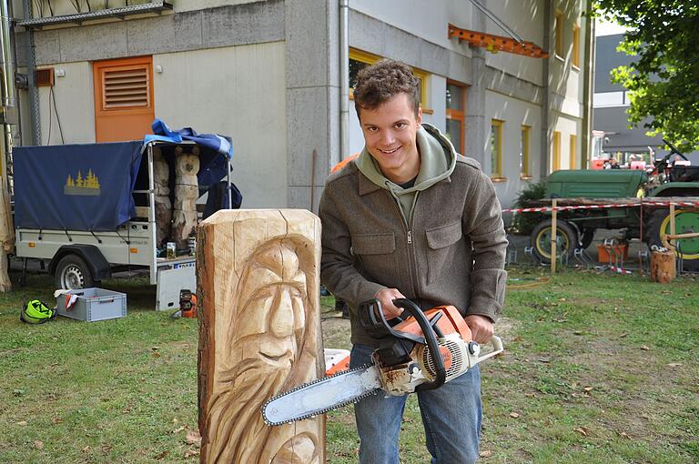 Patrick Krug zeigte, was man alles aus Holz fertigen kann, wenn man mit der Motorsäge geschickt umgehen kann. Patrick Krug zeigte, was man alles aus Holz fertigen kann, wenn man mit der Motorsäge geschickt umgehen kann.