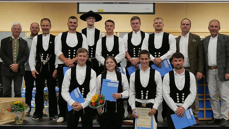 Bei der Zimmerer-Innung Aschaffenburg-Miltenberg wurden eine Junggesellin und elf Junggesellen freigesprochen. Hinten von links: Peter Aicher (Präsident des Bayerischen Zimmererverbandes), Kevin Weidner (1.Vorsitzender Gesellenprüfungsausschuss), Stefan Weyer (Bezirksvorsitzender Unterfranken), Pablo Dann (Zimmerei/Treppenbau Till Keller), Dominik Engelbrecht (Zimmerei Florian Wissel GmbH), Benedikt Müller (Zimmerei/Treppenbau Till Keller), Ben Elias Schumacher (HP Schumacher GmbH), Julian Sendelbach ( Zimmerei Seitz GmbH ), Jürgen Pfarr (Obermeister Zimmerer-Innung Aschaffenburg-Miltenberg), und Hermann Lang (Obermeister Zimmerer-Innung Würzburg-Kitzingen). Vorne von links: Moritz Kunkel (Zimmerei Holzbau Michael Kunkel), Lara Hofmann (Fritz Stenger GmbH), Kammersieger Leo Köhler (Zimmerei Holzbau Jürgen Pfarr) und Lukas Hehl (Zimmerei Florian Wissel GmbH). Bei der Zimmerer-Innung Aschaffenburg-Miltenberg wurden eine Junggesellin und elf Junggesellen freigesprochen. Hinten von links: Peter Aicher (Präsident des Bayerischen Zimmererverbandes), Kevin Weidner (1.Vorsitzender Gesellenprüfungsausschuss), Stefan Weyer (Bezirksvorsitzender Unterfranken), Pablo Dann (Zimmerei/Treppenbau Till Keller), Dominik Engelbrecht (Zimmerei Florian Wissel GmbH), Benedikt Müller (Zimmerei/Treppenbau Till Keller), Ben Elias Schumacher (HP Schumacher GmbH), Julian Sendelbach ( Zimmerei Seitz GmbH ), Jürgen Pfarr (Obermeister Zimmerer-Innung Aschaffenburg-Miltenberg), und Hermann Lang (Obermeister Zimmerer-Innung Würzburg-Kitzingen). Vorne von links: Moritz Kunkel (Zimmerei Holzbau Michael Kunkel), Lara Hofmann (Fritz Stenger GmbH), Kammersieger Leo Köhler (Zimmerei Holzbau Jürgen Pfarr) und Lukas Hehl (Zimmerei Florian Wissel GmbH).