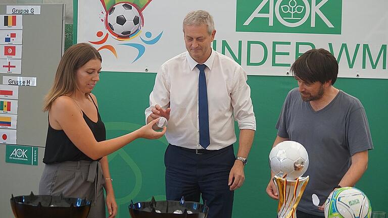Auslosung Mini-WM im VIP-Zelt des FC Schweinfurt 05, Denise Zehe, Frank Dünisch und Sven Schröder bei der spannenden Auslosung.