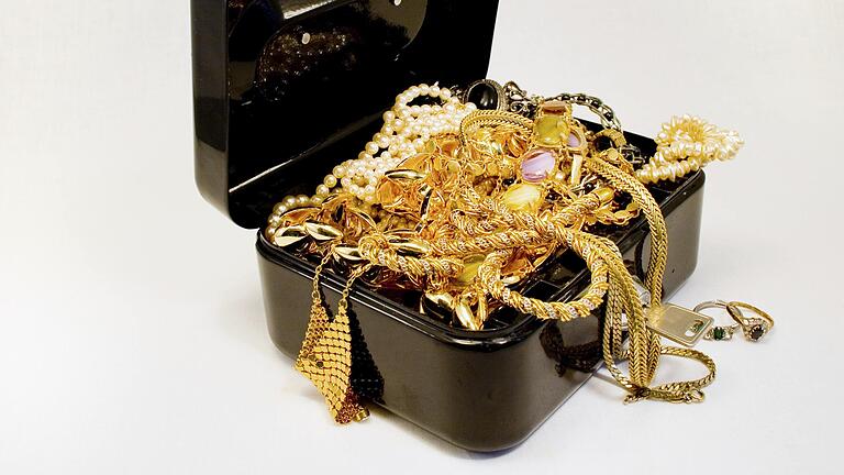 Goldschmuck in einer Schatulle (Archiv).