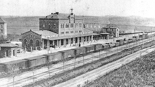Der Kitzinger Bahnhof um 1900. Im Hintergrund die Strecke nach Nürnberg mit der alten Mainbrücke. Der Kitzinger Bahnhof um 1900. Im Hintergrund die Strecke nach Nürnberg mit der alten Mainbrücke.