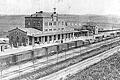 Der Kitzinger Bahnhof um 1900. Im Hintergrund die Strecke nach Nürnberg mit der alten Mainbrücke.