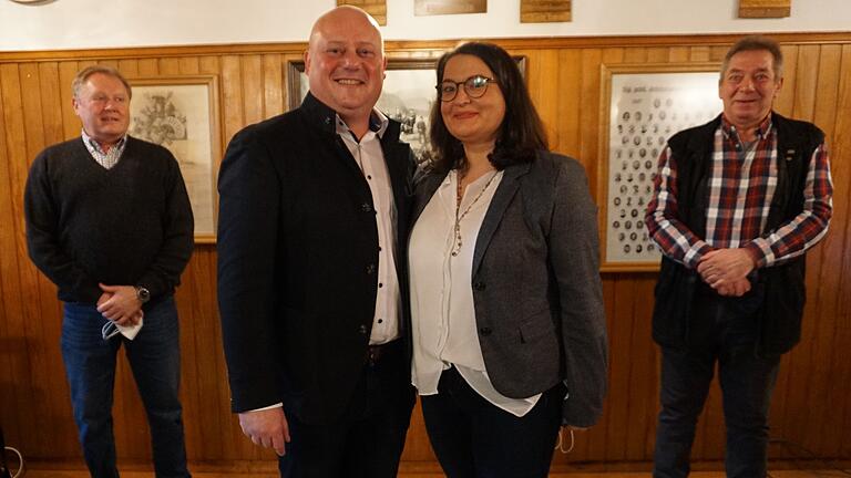 Georg Seiffert strebt zweite Amtszeit als Bürgermeister der Stadt Bischofsheim an. Das Bild zeigt ihn mit seiner Frau Michaela und den beiden Ortsvorsitzenden, Paul Dinkel (CSU Unterweißenbrunn, links) und Manfred Markert (CSU Bischofsheim, rechts).