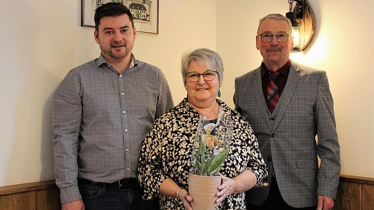 Zum Goldenen Ehejubiläum von Gisela und Dietmar Zink überbrachte Bürgermeister Thilo Wehner (links) die Glückwünsche im Namen der Gemeinde Sondheim.