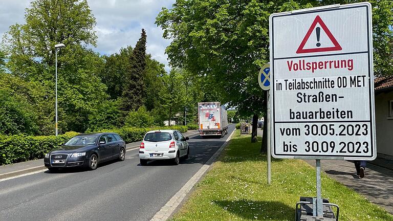 Vom Kreisel am Bahnhof über die Bahnhofstraße (im Bild) und die Sondheimer Straße bis zur Kreuzung zur Meininger Landstraße stehen Instandsetzungsarbeiten an der Fahrbahn an. Autofahrer müssen vier Monate lang mit starken Einschränkungen rechnen.&nbsp;