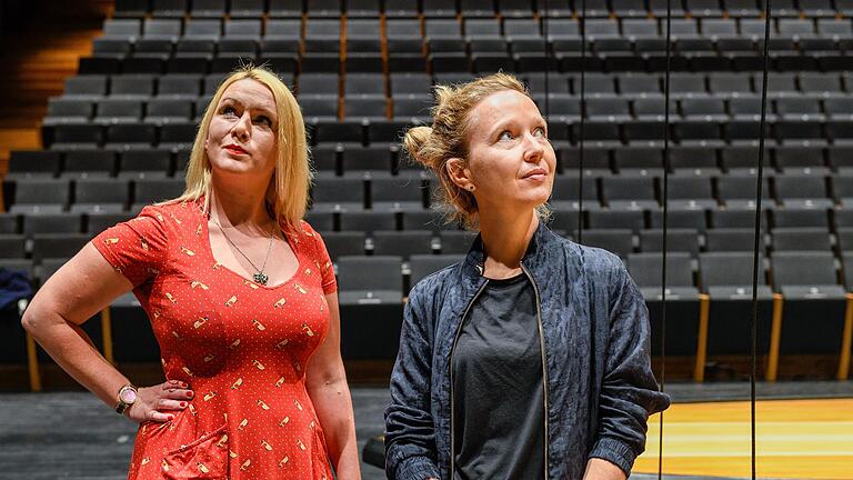 Theaterpädagogin Jenny Holzer (links) und Schauspieldirektorin Barbara Bily vom Mainfrankentheater verraten, was für Kinder und Jugendliche in der nächsten Spielzeit geboten wird.