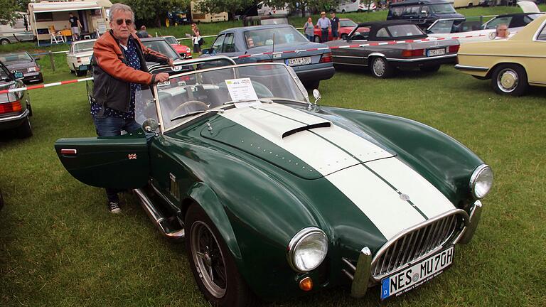 Auf jedem Oldtimertreffen in der Region trifft man Udo Maly aus Wülfershausen. Hier mit einem Sumo von Pilgim Cars, einer Nachbildung der berühmten AC Cobra von Carroll Shelby.