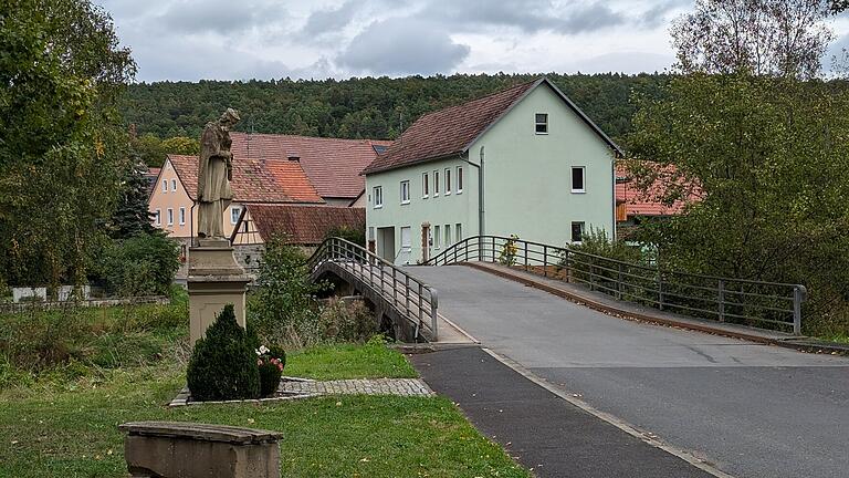 Bürgerversammlung Münnerstadt Althausen 2024       -  Die Idylle trügt etwas. Die Brücke hat Sanierungsbedarf. 2025 soll es soweit sein.