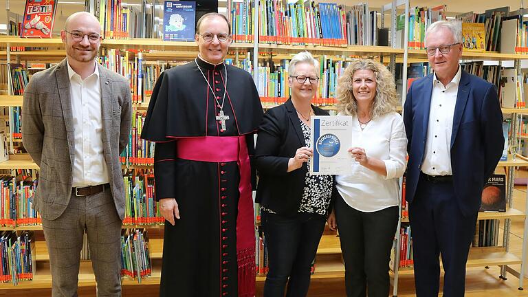 Leiter der Kath. Büchereifachstelle Diözese Würzburg Elias Huisl, Weihbischof Paul Reder, Büchereileitung Kerstin Düll, Büchereileitung Christine Sahlmüller, Abteilungsleiter Medien und Pressesprecher der Diözese Würzburg Bernhard Schweßinger.