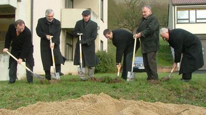 Gemeinsamer Spatenstich für den Neubau der Teleportal-Klinik in Hammelburg (von links): Landrat Thomas Bold, Architekt Bernd Kriesche, Bürgermeister Ernst Stross, Rhönklinikum-Geschäftsführer Martin Stapper, Rhönklinikum-Vorstandsmitglied Wolfgang Kunz und der Vorstand der Carl-von-Heß'schen-Sozialstiftung, Manfred Körber.       -  Gemeinsamer Spatenstich für den Neubau der Teleportal-Klinik in Hammelburg (von links): Landrat Thomas Bold, Architekt Bernd Kriesche, Bürgermeister Ernst Stross, Rhönklinikum-Geschäftsführer Martin Stapper, Rhönklinikum-Vorstandsmitglied Wolfgang Kunz und der Vorstand der Carl-von-Heß'schen-Sozialstiftung, Manfred Körber.