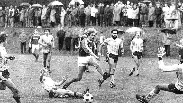 Glorreiche Zeiten am Holzhäuser Tivoli: Nicht nur beim 1:4 im Pokalspiel gegen den FC Schweinfurt 05 (Bildmitte der damalige Schweinfurter Spielertrainer Werner Lorant) im November 1986 war bei den Sportfreunden richtig was los. Franz Weiprecht, Reiner Imhof, Thomas Schloßnagel, Rainer Sauer, Theo Pottler und Torwart Rainer Müller (von links) erlebten tolle Zeiten in Holzhausen. Die aber sind vorbei.