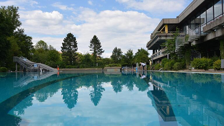 Die Anlage wird modernisiert: Das Freibad in Mellrichstadt erhält eine vom Hallenbad abgekoppelte Technikanlage. Die Anlage wird modernisiert: Das Freibad in Mellrichstadt erhält eine vom Hallenbad abgekoppelte Technikanlage.