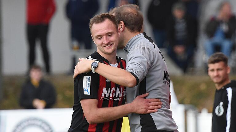 Marco Nickel (links) hat sich die Umarmung von Trainer Julian Grell wohl verdient, der Angreifer traf im Spiel gegen die SpVgg Ansbach zum 2:0-Endstand für den TSV Aubstadt.