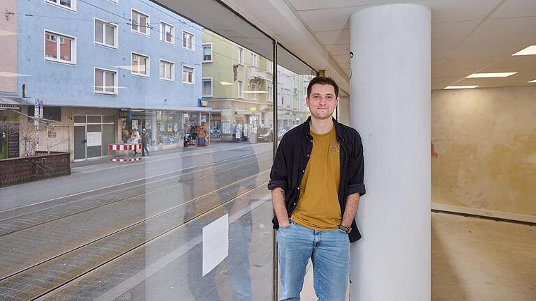 Noch ist der Laden leer: Nicolas Kolbert ist der Leiter vom neuen Mietregalladen '´s Fachl' in der Sanderstraße. Noch ist der Laden leer: Nicolas Kolbert ist der Leiter vom neuen Mietregalladen '´s Fachl' in der Sanderstraße.