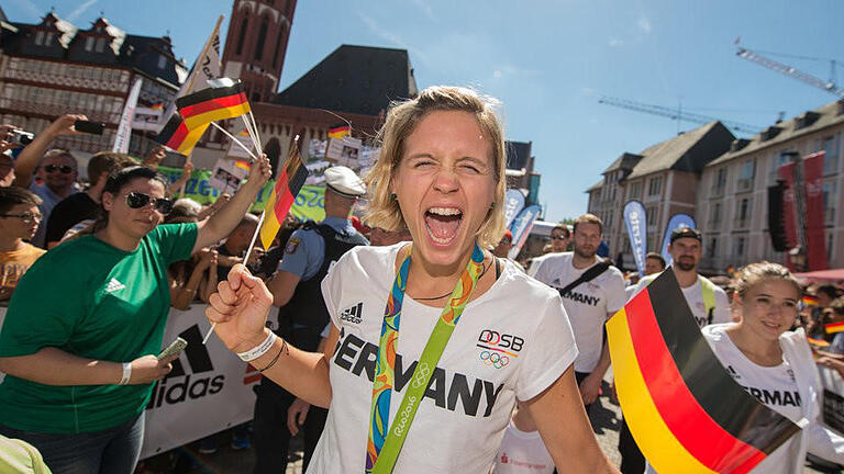 Schrei vor Glück - Beachvolleyball-Olympiasiegerin Laura Ludwig gibt sich als Feierbiest und schreit ihre Freude heraus. Foto: Andreas Arnold Schrei vor Glück - Beachvolleyball-Olympiasiegerin Laura Ludwig gibt sich als Feierbiest und schreit ihre Freude heraus. Foto: Andreas Arnold