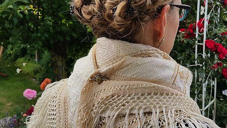 Zur Tracht werden die Haare niemals offen getragen. Die hochgesteckten Zöpfe werden mit einem Steckkamm und verzierten Haarnadeln geschmückt. Zur Tracht werden die Haare niemals offen getragen. Die hochgesteckten Zöpfe werden mit einem Steckkamm und verzierten Haarnadeln geschmückt.