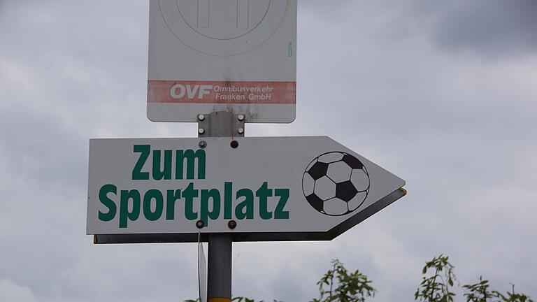 Die Koppenwinder stehen hinter ihren Fußballern: Dem Schild zum Sportplatz folgen bei jedem Heimspiel um die 80 Zuschauer. Die Koppenwinder stehen hinter ihren Fußballern: Dem Schild zum Sportplatz folgen bei jedem Heimspiel um die 80 Zuschauer.