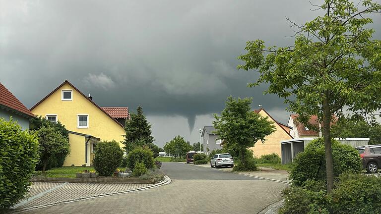 Am Freitagmittag gegen 13 Uhr fegte ein kleiner Tornado über den südlichen Stadtrand von Gerolzhofen. Die Windhose erreichte aber nicht den Boden. Es gab keine Schäden.