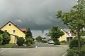 Am Freitagmittag gegen 13 Uhr fegte ein kleiner Tornado über den südlichen Stadtrand von Gerolzhofen. Die Windhose erreichte aber nicht den Boden. Es gab keine Schäden.