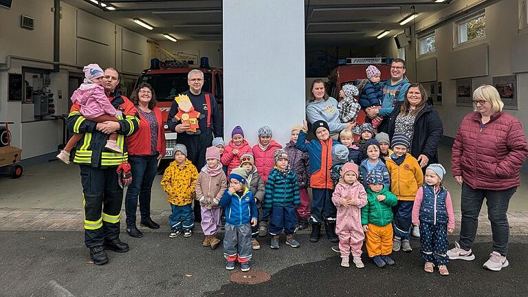 Auf dem Foto: 2. Kommandant Daniel Geißel, Kindergartenleitung Maria Brand, 1. Kommandant Jonas Redweik, Erzieherteam (Emely Göbel, Ramona Wolf, Andrea Kiesel), Elternbeiratsvorsitzender Peter Greb, Kindergartenkinder aus dem Kindergarten Zeilitzheim.