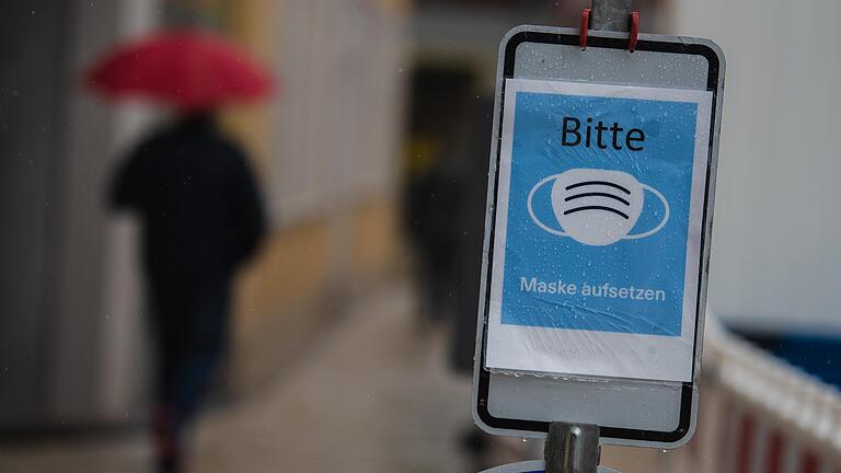 In einer Gasse in der Schweinfurter Innenstadt ist ein Schild aufgestellt, das auf die Maskenpflicht hinweist. Die Linken fordern, dass die Stadt für alle Bürge über 65 Jahren ein kostenloses Kontingent an wiederverwendbaren Mund-Nasenschutz-Masken zur Verfügung zu stellen. Das lehnte der Stadtrat ab.