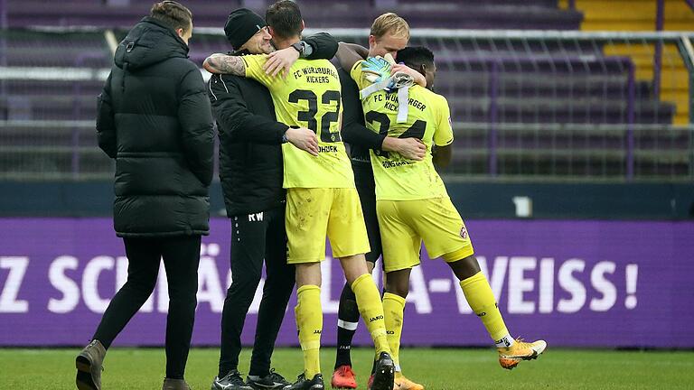 Hier jubelt Robert Wulnikowski (Zweiter von links) am Samstag noch mit Neuzugang Christian Strohdiek über den Sieg in Hannover. Nun ist der 43-Jährige nicht mehr Torwarttrainer bei den Würzburger Kickers.