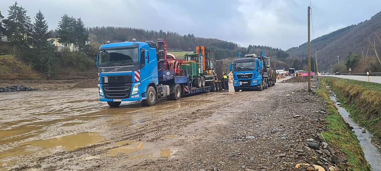 Um die Säge-Spalt-Maschine, Traktoren und anderes schweres Geräte dir rund 300 Kilometer vom Landkreis Würzburg aus nach Rheinland-Pfalz zu transportieren, waren mehrere Tieflader nötig. Bei der bereits geplanten nächsten Tour im Februar werden sieben Lkw und eine Flotte von Pkw starten.