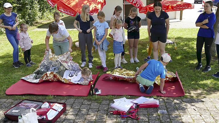 Ersthelfer-Nachwuchs: Kinder üben unter Anleitung der Malteser-Ausbilderinnen den Umgang mit Rettungsdecken. Ersthelfer-Nachwuchs: Kinder üben unter Anleitung der Malteser-Ausbilderinnen den Umgang mit Rettungsdecken.