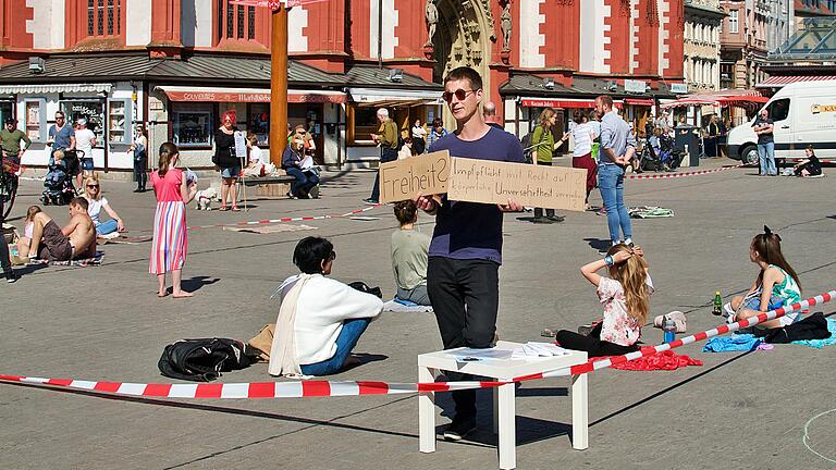 Etwa 50 Menschen haben am Samstag auf dem Marktplatz für die Aufhebung aller staatlichen Coronavirus-Einschränkungen demonstriert. Etwa 50 Menschen haben am Samstag auf dem Marktplatz für die Aufhebung aller staatlichen Coronavirus-Einschränkungen demonstriert.