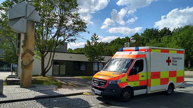 Ein Rettungswagen des Bayerischen Roten Kreuzes (BRK) steht vor der Klinik Kitzinger Land (Symbolfoto). In der Nacht von Freitag auf Samstag müssen die Rettungsdienste andere Krankenhäuser anfahren. Ein Rettungswagen des Bayerischen Roten Kreuzes (BRK) steht vor der Klinik Kitzinger Land (Symbolfoto). In der Nacht von Freitag auf Samstag müssen die Rettungsdienste andere Krankenhäuser anfahren.