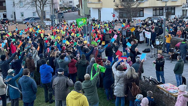 'Uffenheim ist bunt.' Rund 500 Menschen ließen daran keinen Zweifel. Sie demonstrierten gegen Rechtsextremismus und setzten sich für Toleranz und Demokratie ein.