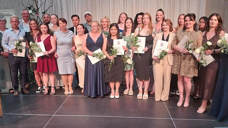 Gruppenbild bei der Abschlussfeier der Berufsfachschule für Pflege: (vorne, von links) Payam Razmdideh, Ricardo Hamann, Sophie Reinhart, Celine Hartmann, Kassenlehrerin Walburga Beuerlein-Al-Shobash, Anh Le, Natalie Vierheilig, Eddielyn Polreich, Paulina Franke, Anastasija Gieser, Christina Weiland, Maria Knecht, Yllka Sahitaj, Tugba Dogru, (hinten) Angelika Brand, Joachim Sagstetter, Hamid Hashemi, Juliana Ludwig, Mahdi Razai, Christian Canu, Svetlana Richards, Olivia Büttner, Dzaklina Bubb, Christine Urbas, Cesina Reindl und Camille Schulz.