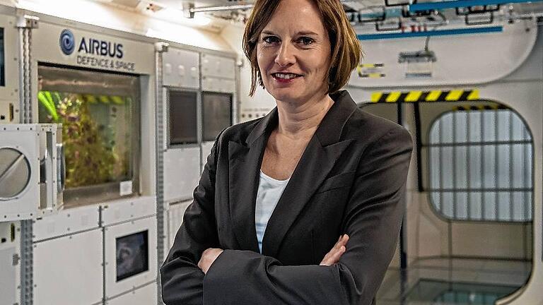 Astronautin-Bewerberin Tina Büchner da Costa       -  Tina Büchner da Costa in einer Nachbildung des ISS-Columbus-Raumlabors bei Airbus in Bremen.